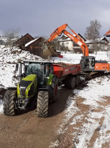 Bagger bei Erdarbeiten
